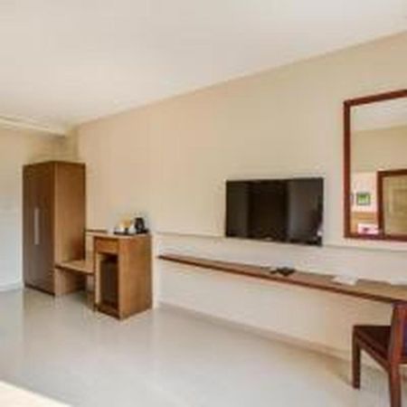 Готель Jk Residency Kelakam Екстер'єр фото