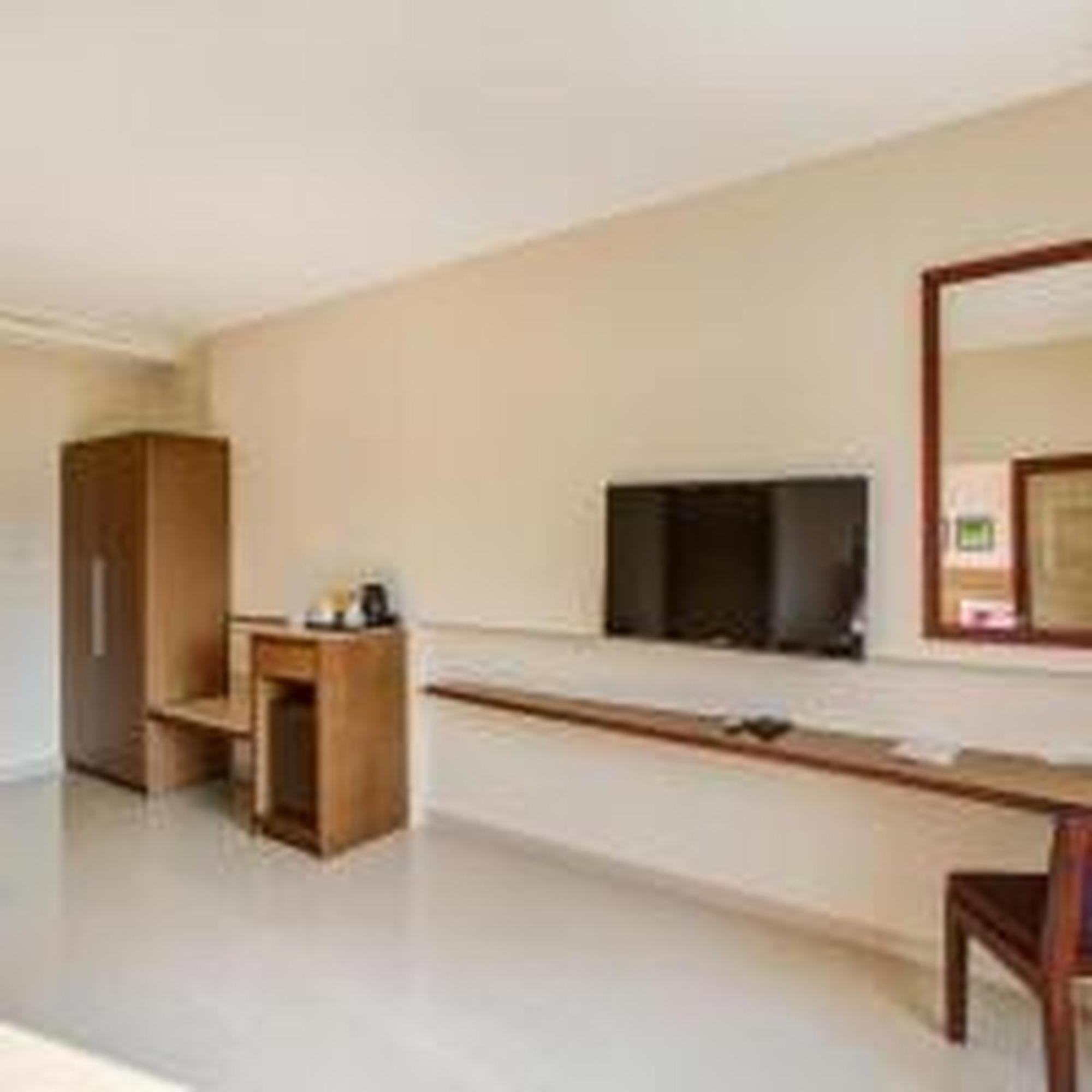 Готель Jk Residency Kelakam Екстер'єр фото